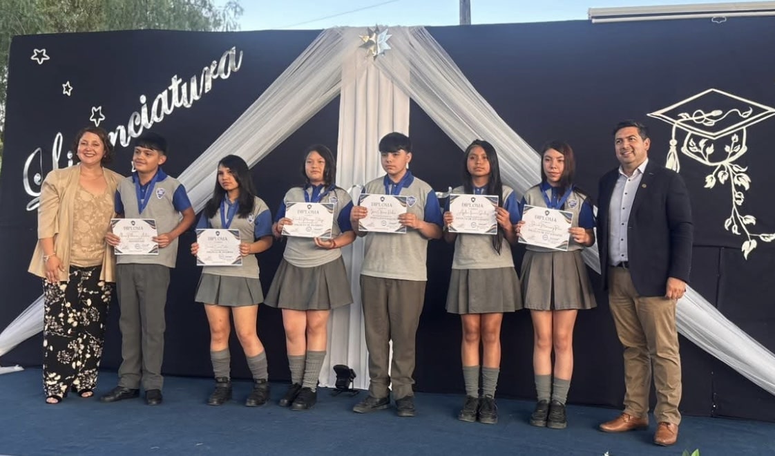 ALCALDE DE GRANEROS, MARCELO MIÑAÑIR MATUS, PARTICIPA EN EMOTIVAS EN LAS LICENCIATURAS Y CIERRA EL AÑO ESCOLAR 2025