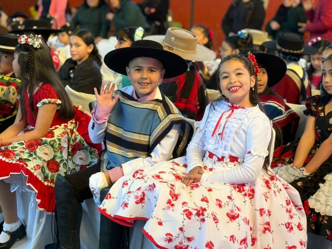 ESTUDIANTES DE GRANEROS BRILLARON EN EL CAMPEONATO COMUNAL DE CUECA ESCOLAR 2025